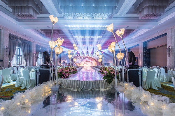 Elevating Aesthetics to Extraordinary Levels: Heart-shaped Sparkling Sphere Chandelier for Weddings
