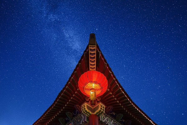 中国红创意路灯具有什么优势