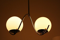 新款支架灯饰：照明与设计的革新