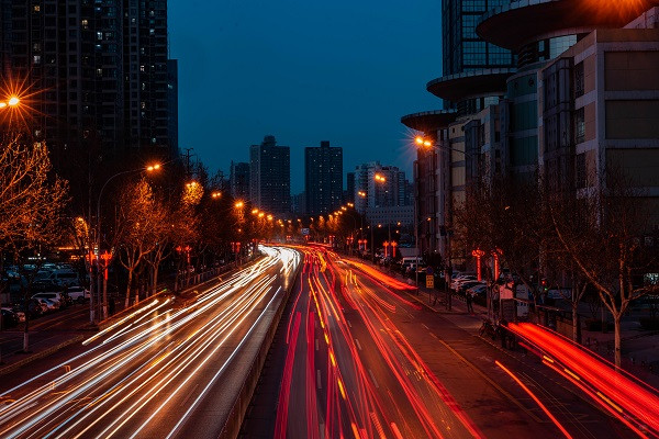 堅(jiān)固道路燈的城市之光