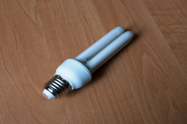 三孔電源燈管：便捷多功能的照明利器