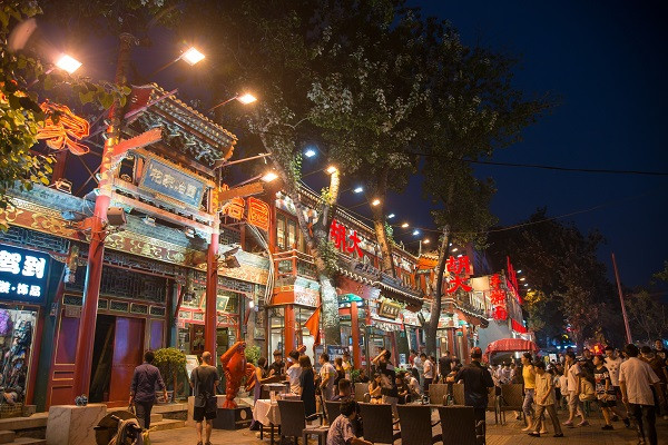 廣場高桿路燈照亮城市夜空