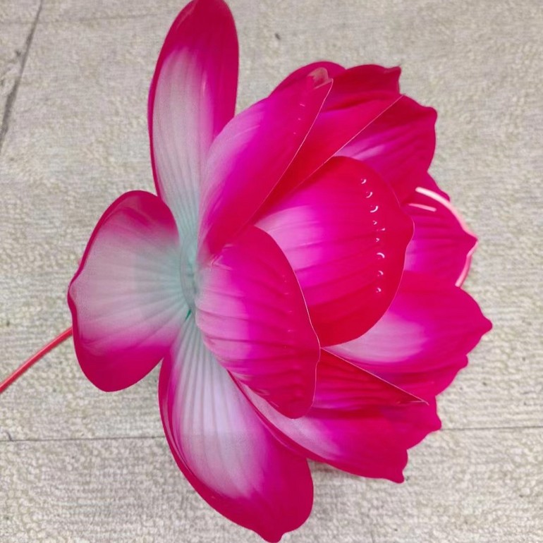 优雅渐变红莲花装饰灯