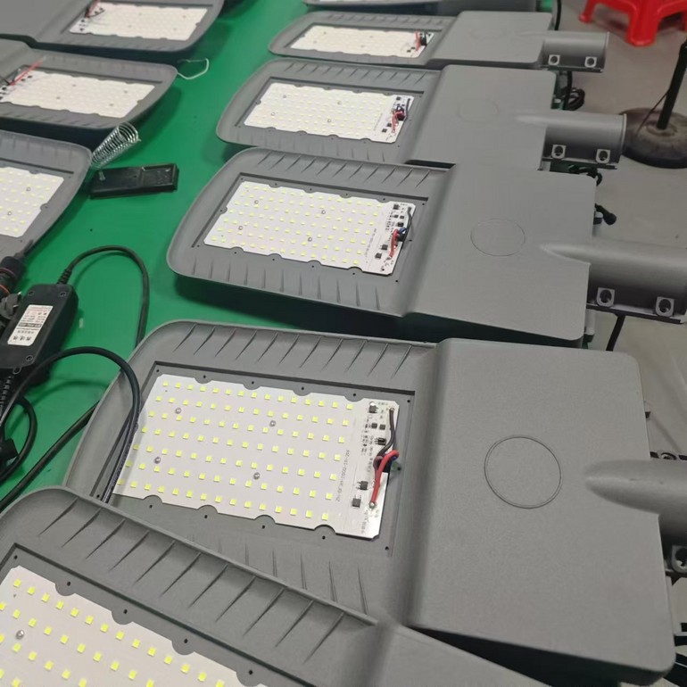 现代简约LED路灯