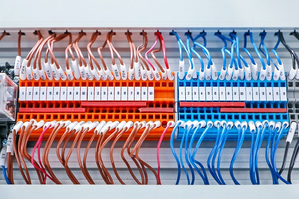 栅栏式接线端子如何实现电气连接？
