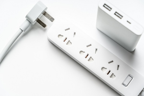 簡約白色長方形電源有何獨(dú)特之處？
