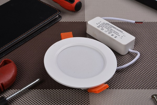 LED防潮面板燈9W的安裝步驟是什么？