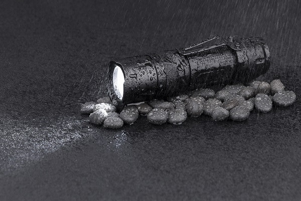 防水防震手電筒：戶外探險的光明伴侶
