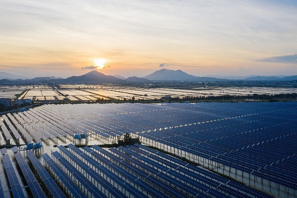 太陽能電源板燈飾：照亮綠色能源之路
