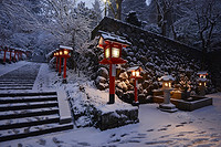 冬日梦幻：下雪灯的温馨场景