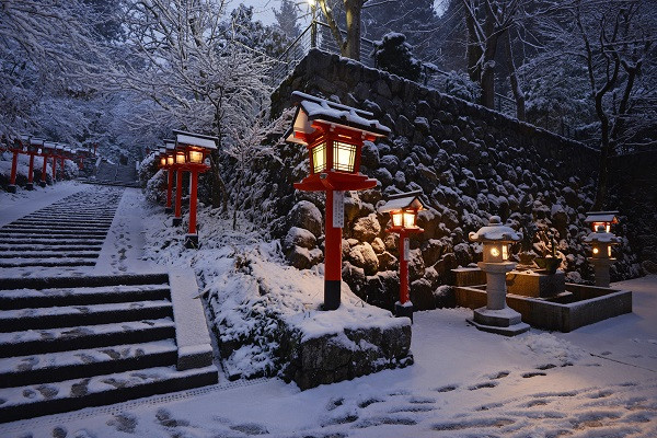 冬日夢幻：下雪燈的溫馨場景