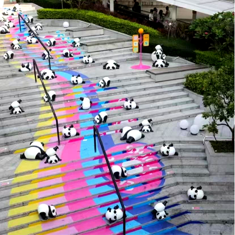 联球摔倒的小熊猫户外景观雕塑