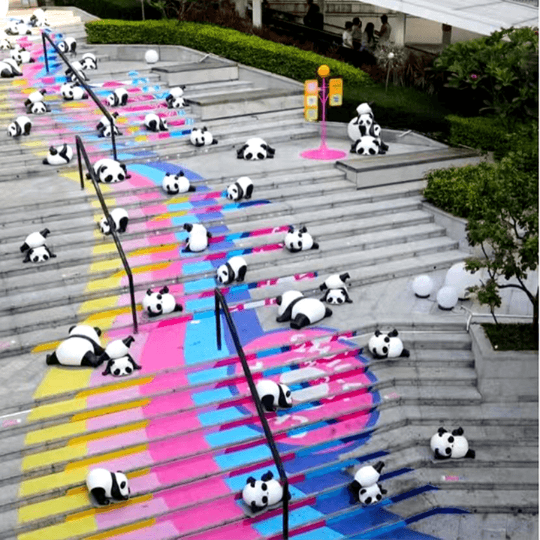 联球摔倒的小熊猫户外景观雕塑