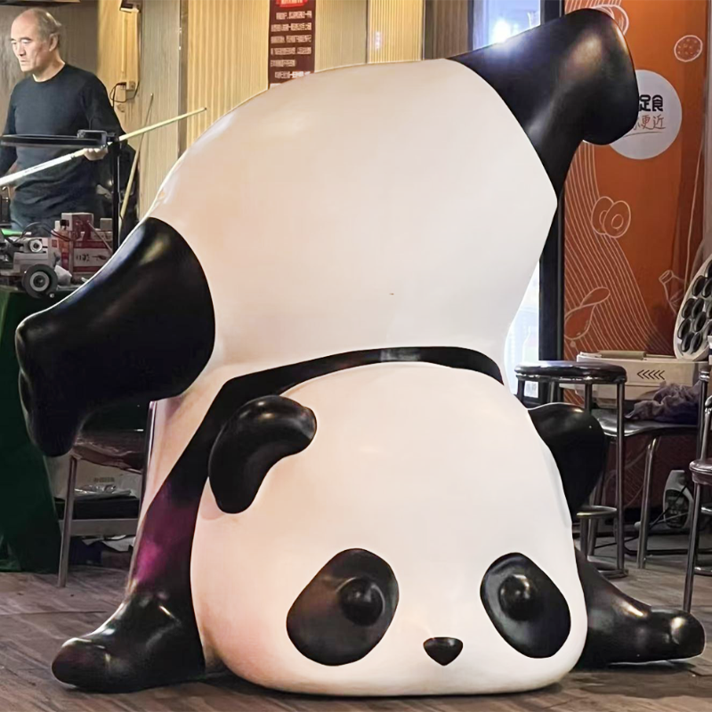 联球摔倒的小熊猫户外景观雕塑