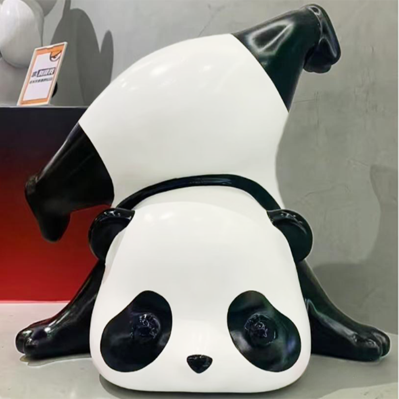联球摔倒的小熊猫户外景观雕塑