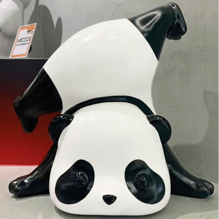 联球摔倒的小熊猫户外景观雕塑