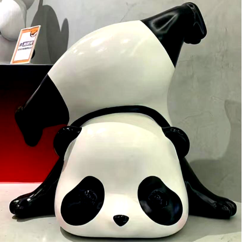 联球摔倒的小熊猫户外景观雕塑
