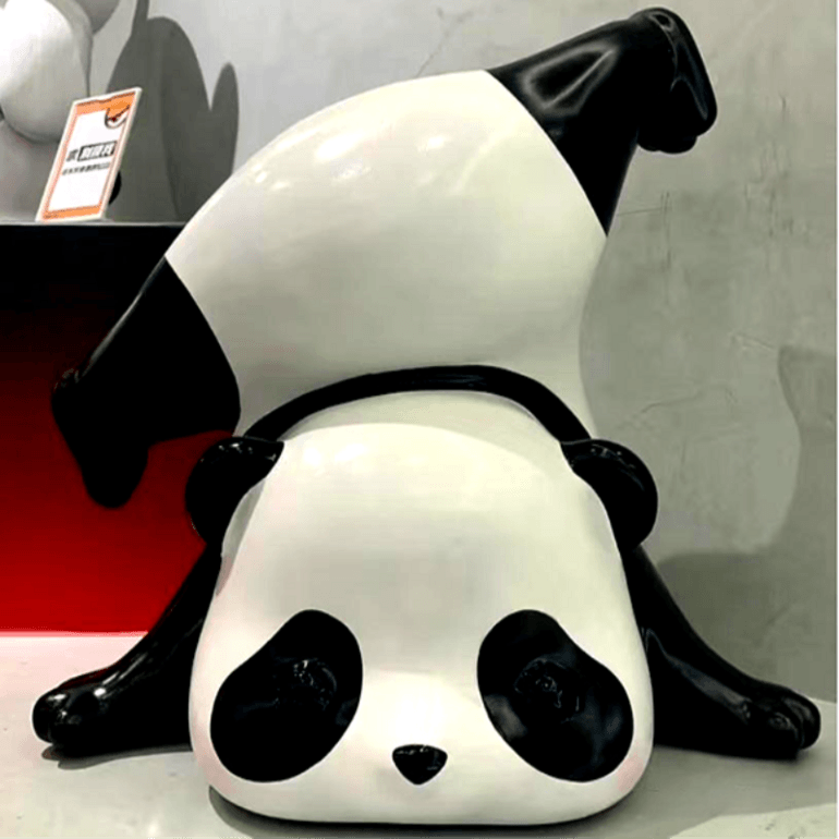 联球摔倒的小熊猫户外景观雕塑