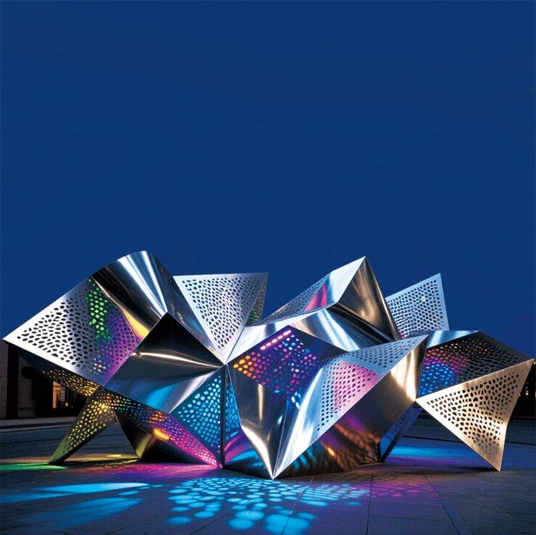 彩菱绽夜景观装置呈现几何形态相互交错、叠加，富有艺术感与立体感