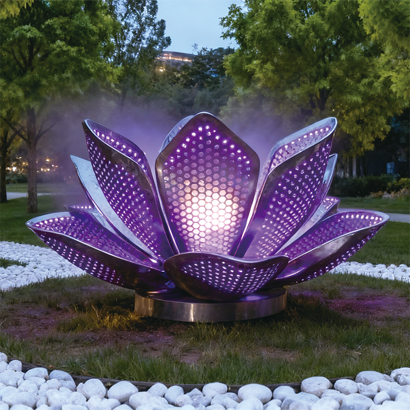 以金属打造，花瓣呈现出迷人的紫色，表面布满细密的镂空圆点
