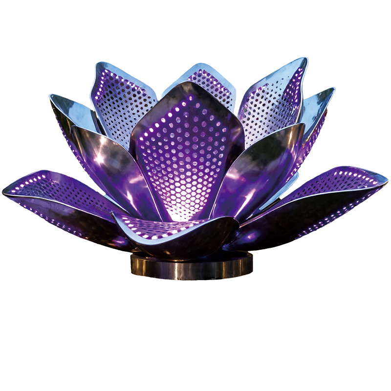 以金属打造，花瓣呈现出迷人的紫色，表面布满细密的镂空圆点