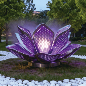 以金属打造，花瓣呈现出迷人的紫色，表面布满细密的镂空圆点