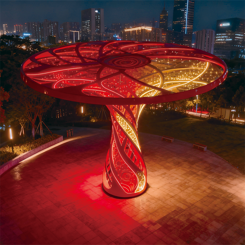 璀璨生命之冠为夜晚营造出梦幻氛围，是城市中十分吸睛的存在