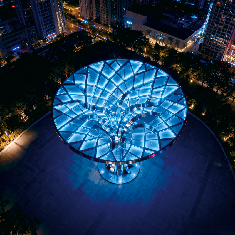 树形景观灯 —— 夜间蓝光艺术装置，镂空伞状结构，适合城市繁华
