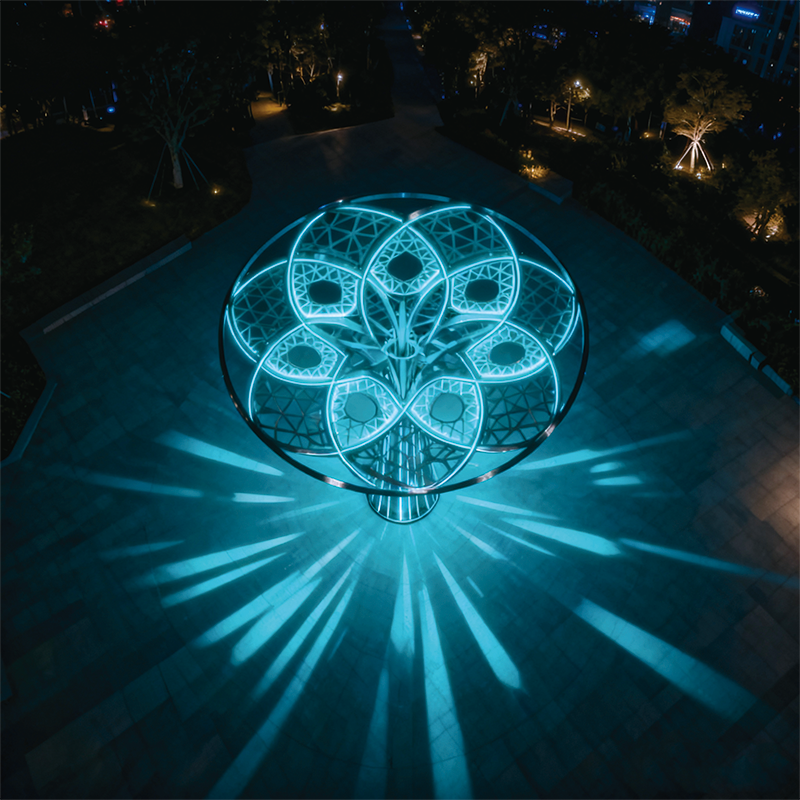 不锈钢镂空 “光影之树” 景观灯，造型与照明功能兼备的城市地标