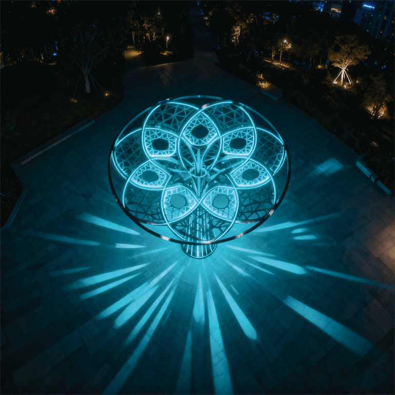 不锈钢镂空 “光影之树” 景观灯，造型与照明功能兼备的城市地标