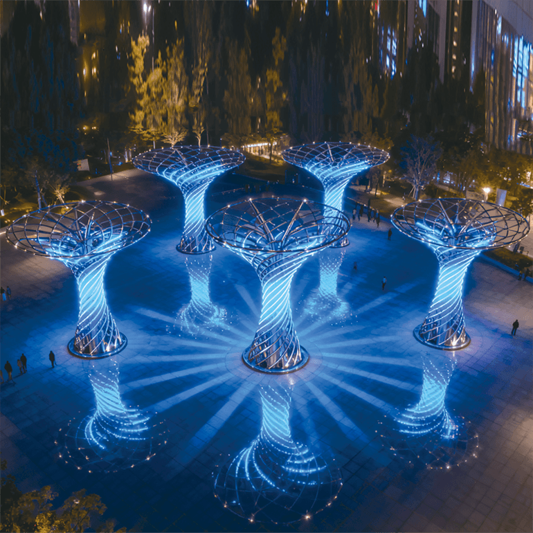 “蓝光伞阵” 景观金属螺旋交织冷冽灯光成广场地标与网红打卡爆