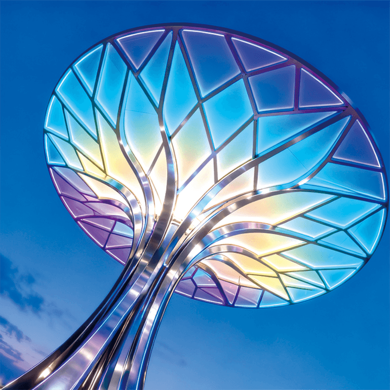 彩虹树冠 + 金属树身，白天是艺术雕塑，夜晚成梦幻地标，营造氛