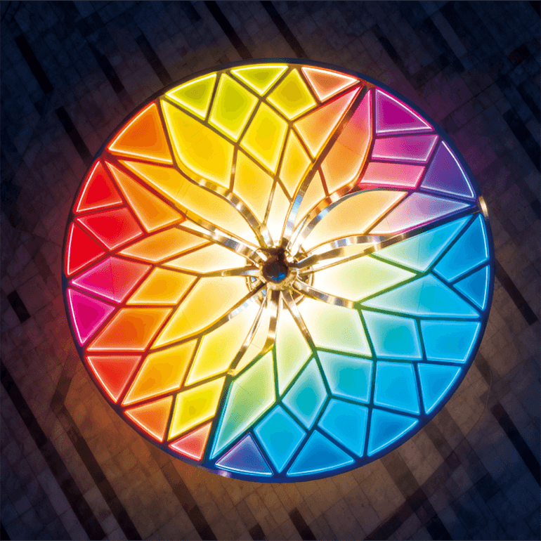 彩虹树冠 + 金属树身，白天是艺术雕塑，夜晚成梦幻地标，营造氛