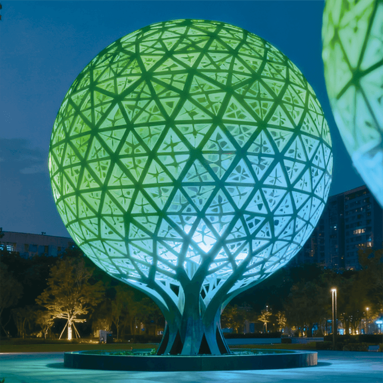 独特的树形底座与七彩镂空球很好融合适合公园、商业广场游乐场等