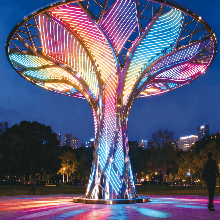 城市中央彩虹之树，夜晚是城市地标级光影秀，白天是工业风艺术雕