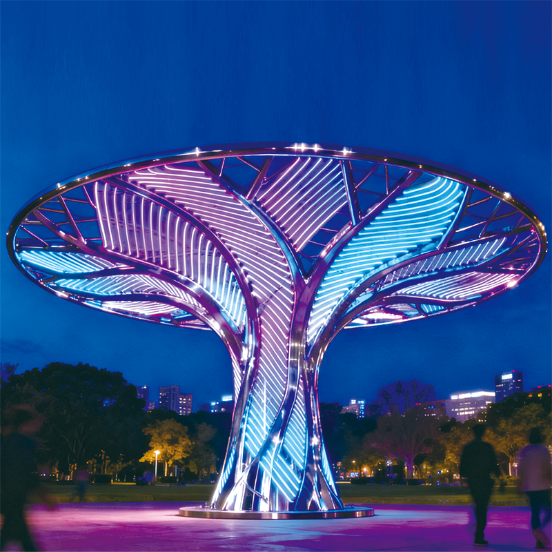 城市中央彩虹之树，夜晚是城市地标级光影秀，白天是工业风艺术雕