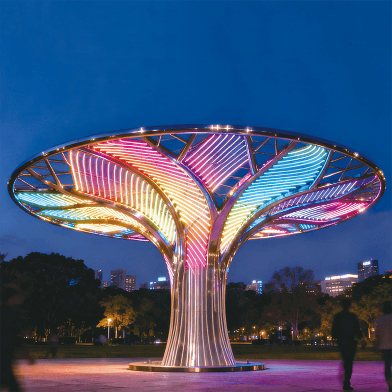 城市中央彩虹之树，夜晚是城市地标级光影秀，白天是工业风艺术雕