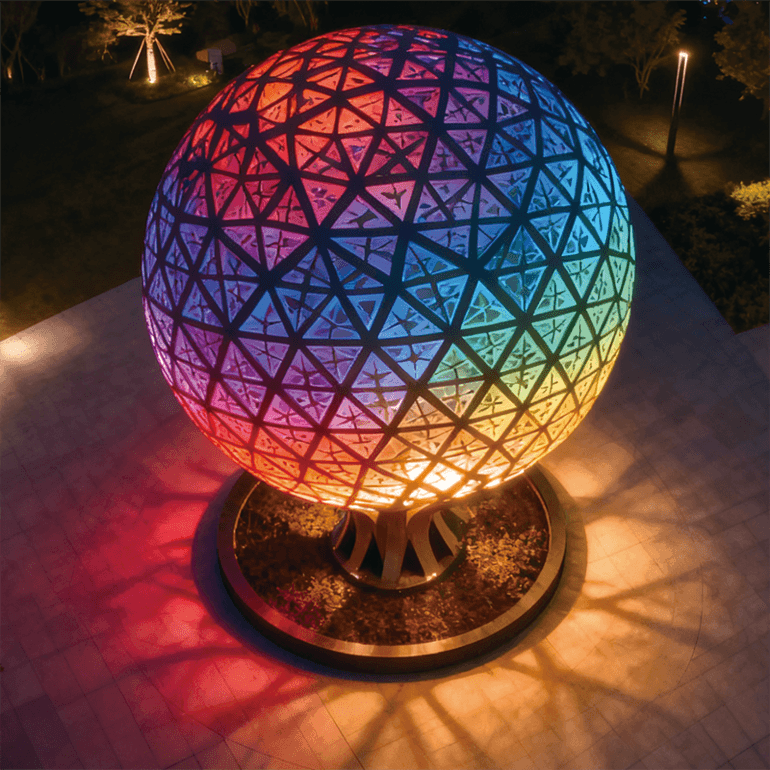 独特的树形底座与七彩镂空球很好融合适合公园、商业广场游乐场等