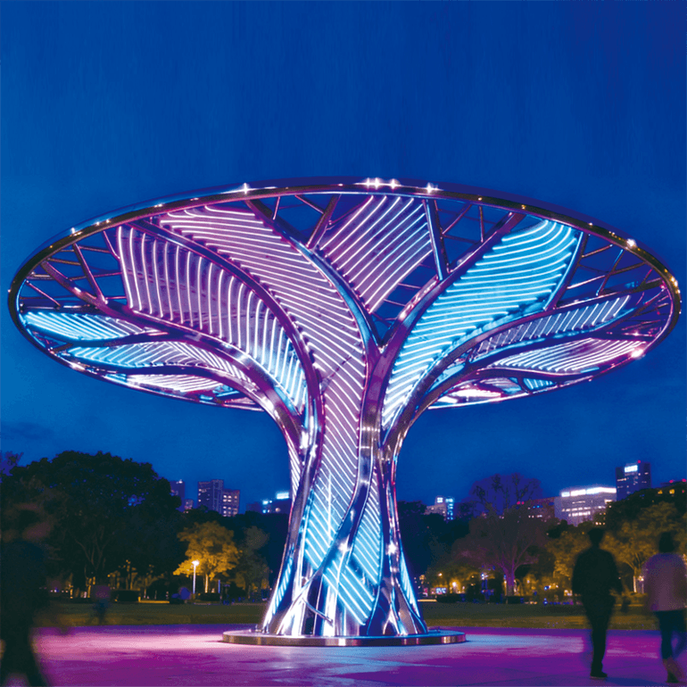 城市中央彩虹之树，夜晚是城市地标级光影秀，白天是工业风艺术雕