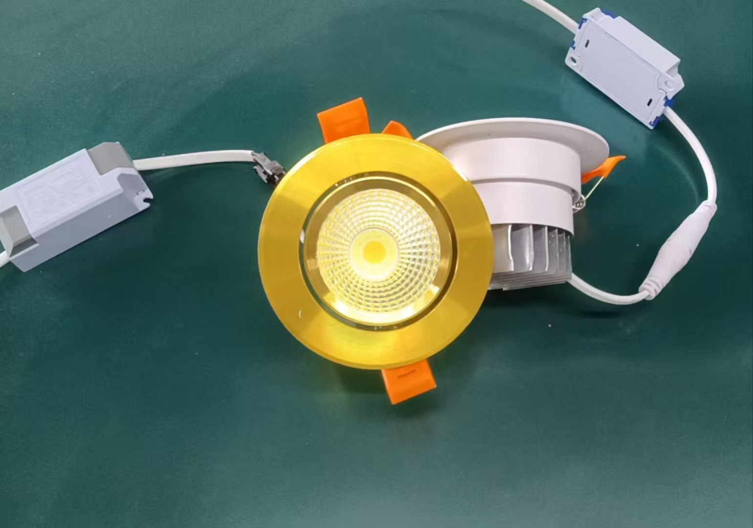 产品8双重防眩结构射灯.jpg