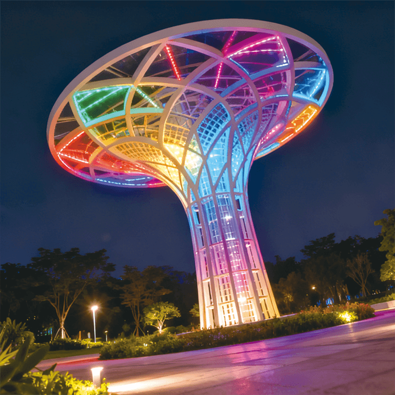 生命之树是雕塑级装置，夜晚幻彩流光，为公园造地标为夜景启华章