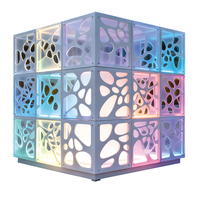 立方解构光影，镂空纹理折射斑斓色彩，于商圈广场间构筑视觉焦点