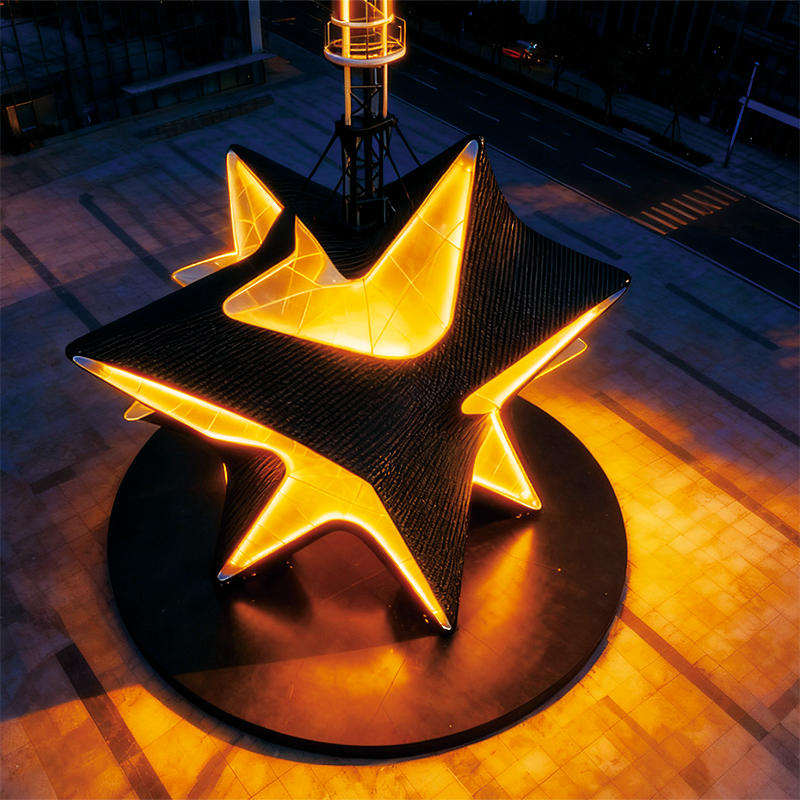 星棱幻光景观装置装饰，是以流光溢彩点亮了城市的潮流脉搏