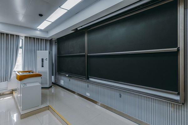 格栅款教室灯：现代教室照明解决方案