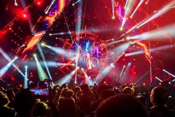 Advantages Of 14W Stage Laser Light