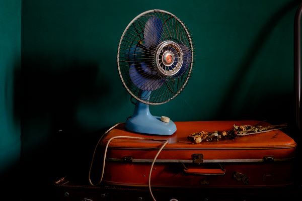 How Can Users Utilize Vintage Iron-Shrunk Fan Light to Decorate Interiors?