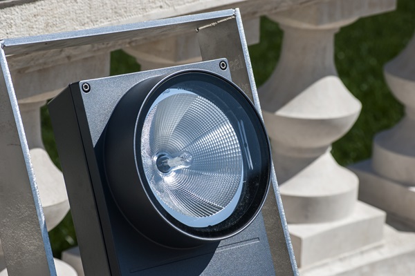 How to Choose the Installation Location for Modern Outdoor Round Floodlight?