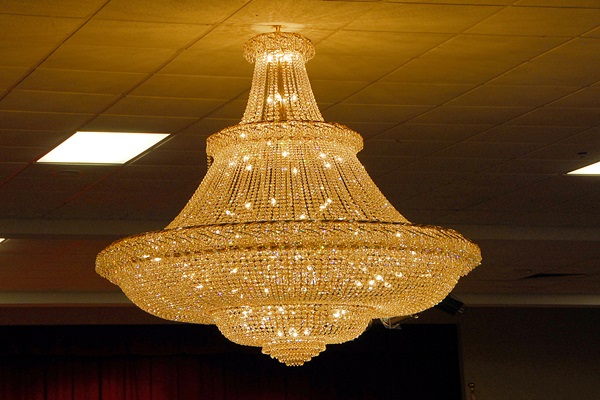 Comparison Between Modern Crystal Ceiling Pendant Lamps and Previous Models
