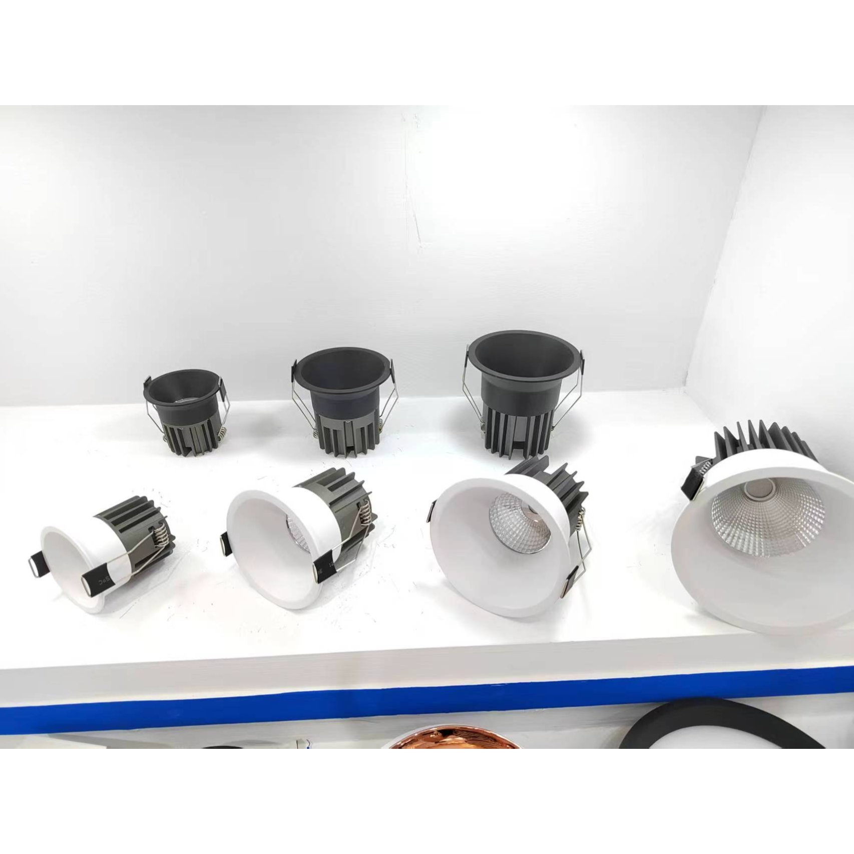 Embedded narrow edge down light for household hotels