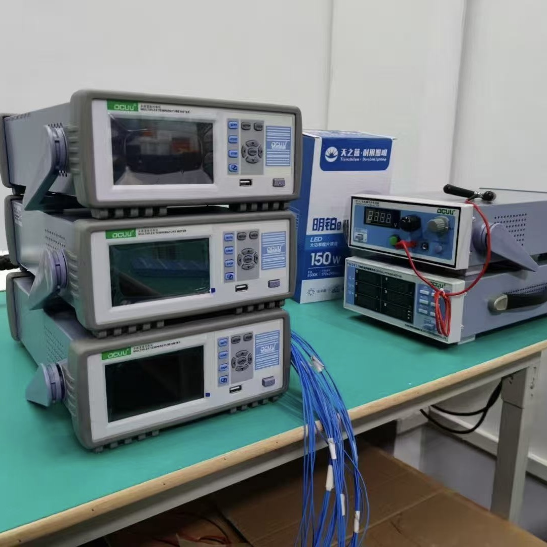 Liquid crystal display temperature detector